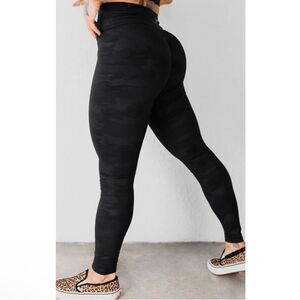 Celestial Bodiez Booty Scrunch Ultra High Rise Leggings in Black Camo Size Small